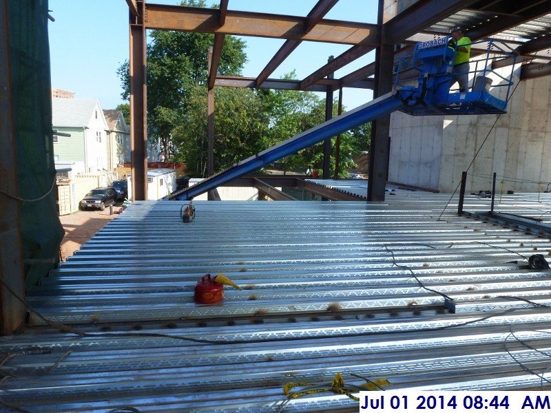 Installing metal decking at Derrick -3 (2nd Floor) Facing North (800x600)